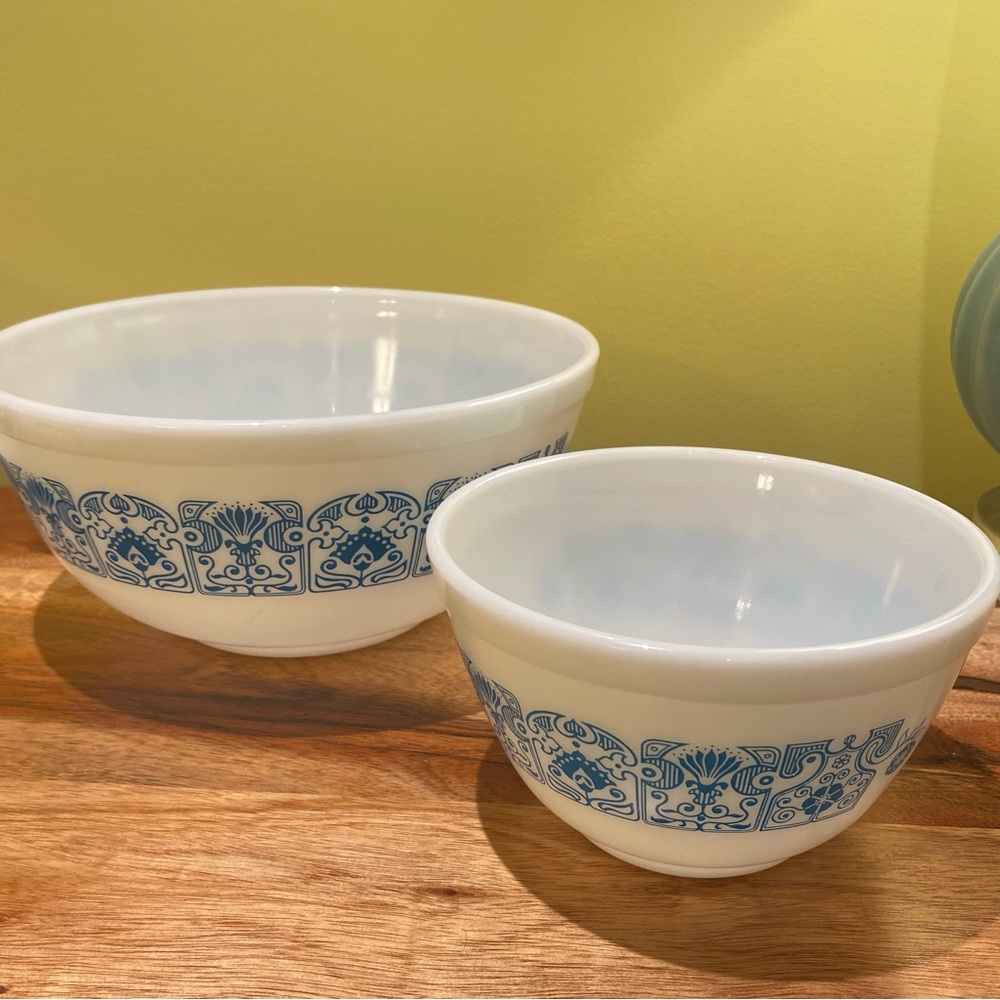 Vintage Pyrex 401 Blue Horizon Mixing Bowl Small 1.5 pint Large 2.5 Quart - Picture 2 of 12